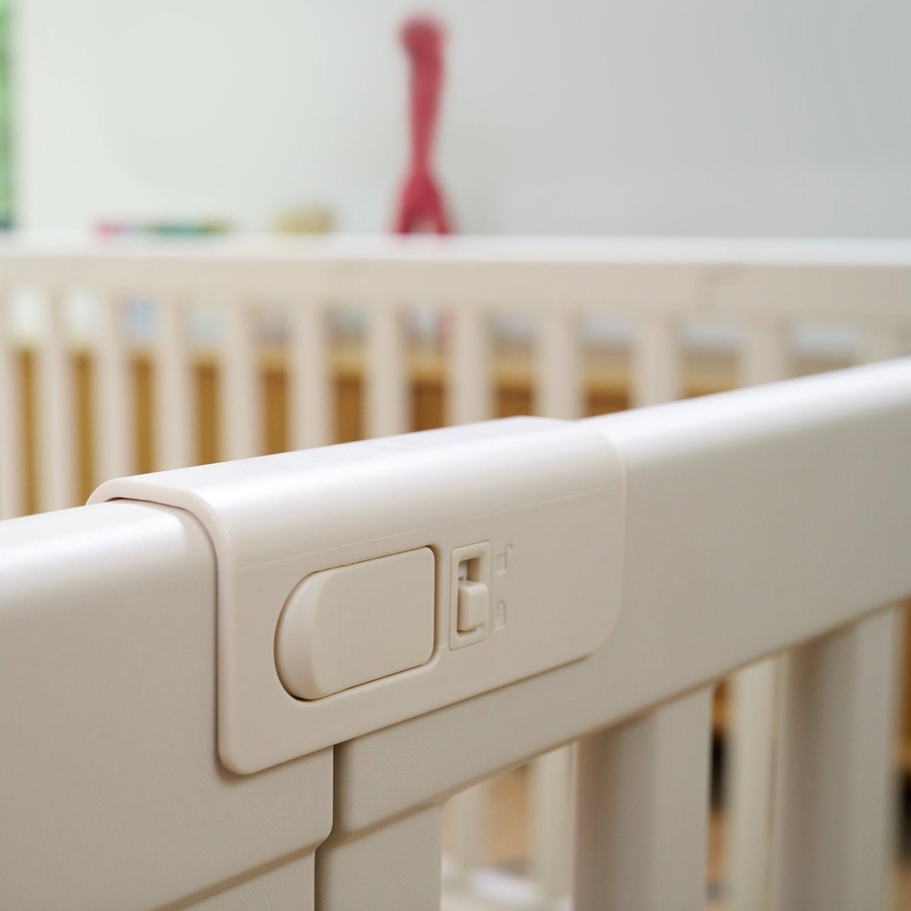 One-handed locking latch detail on Matty’s Room baby playpen