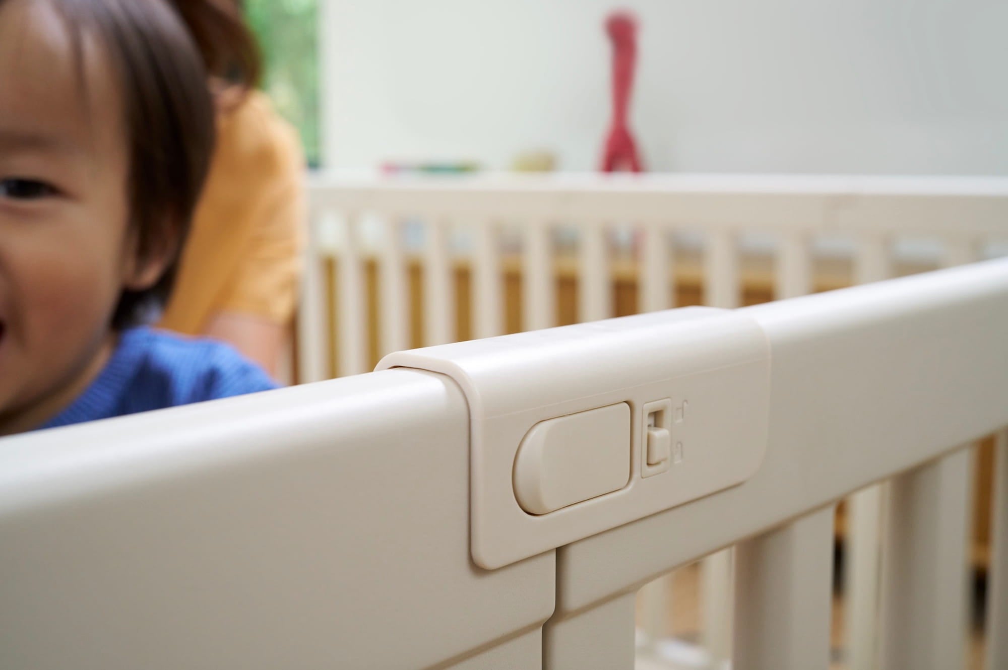 One-handed locking latch detail on Matty’s Room baby playpen